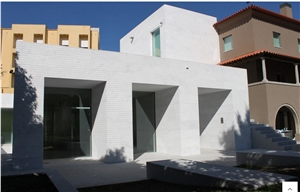 Facade in Blanco Ibiza Marble and Pedras Salgadas Granite