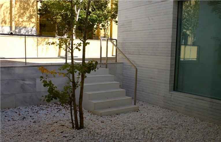 Facade in Blanco Ibiza Marble and Pedras Salgadas Granite