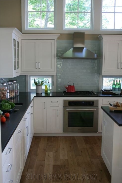 China Bestone Black Engineered Quartz Stone Tile & Slab,Cradle-To-Cradle,Nsf and Greenguard Certified Product,Slab Size 3200*1600 or 3000*1400 for Pre-Fabricated Tops