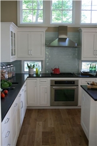 China Man-Made Quartz Stone Kitchen Countertop with Iso/Nsf Certificate,Standard Sizes 126 *63 and 118 *55 with the Best and 100% Guaranteed Quality and Services