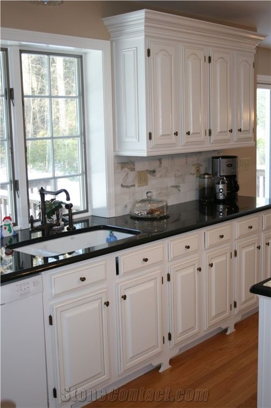 China Man-Made Quartz Stone Kitchen Countertop with Iso/Nsf Certificate,Standard Sizes 126 *63 and 118 *55 with the Best and 100% Guaranteed Quality and Services