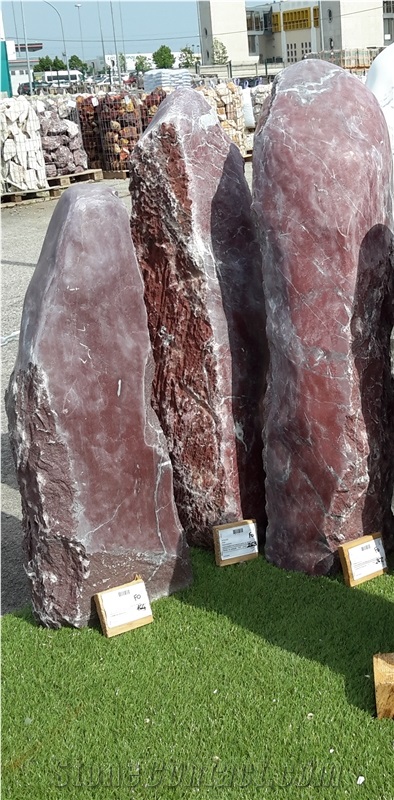 Bordo Pillars, Red Marble Monoliths
