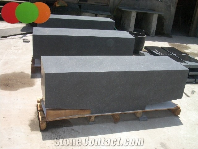 China Hainan Black Basalt Blocks/ Dark Grey Basalto Blocks in Stocks