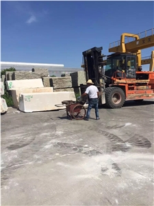 Own Factory Moca Cream Limestone Block Stock, Portugal Crema Beige Limestone /Coral Stone Block