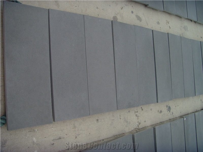 China Black Basalt Bush Hammered Lava Stone Tile, Hainan Black Panel Wall Floor Covering Exterior Building Material Gofar