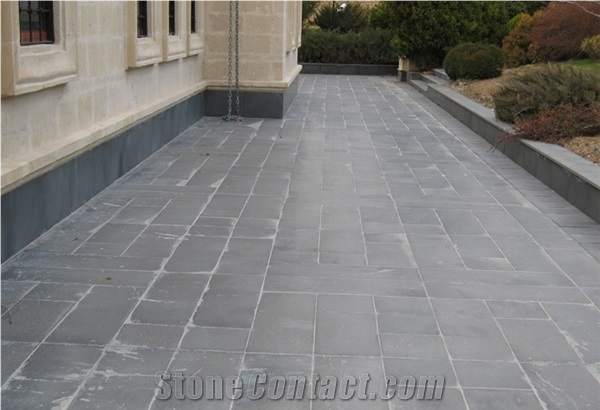 China Black Basalt Bush Hammered Lava Stone Tile, Hainan Black Panel Wall Floor Covering Exterior Building Material Gofar
