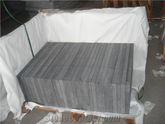 China Black Basalt Stone G684, Black Pearl, Fuding Black, Brick Paving Tile on Mesh, Mesh Paver,Cobble Stone, Cube Stone, Paving Sets, Floor Covering, Courtyard Paver, Step Pavement, Driveway Paver