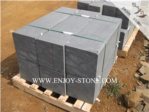 China Hainan Black Andesite Bluestone with Cat Paws,Hn Basalto Kerb Stone,Road Side Stone,Kerbstone Sawn Cut Finish