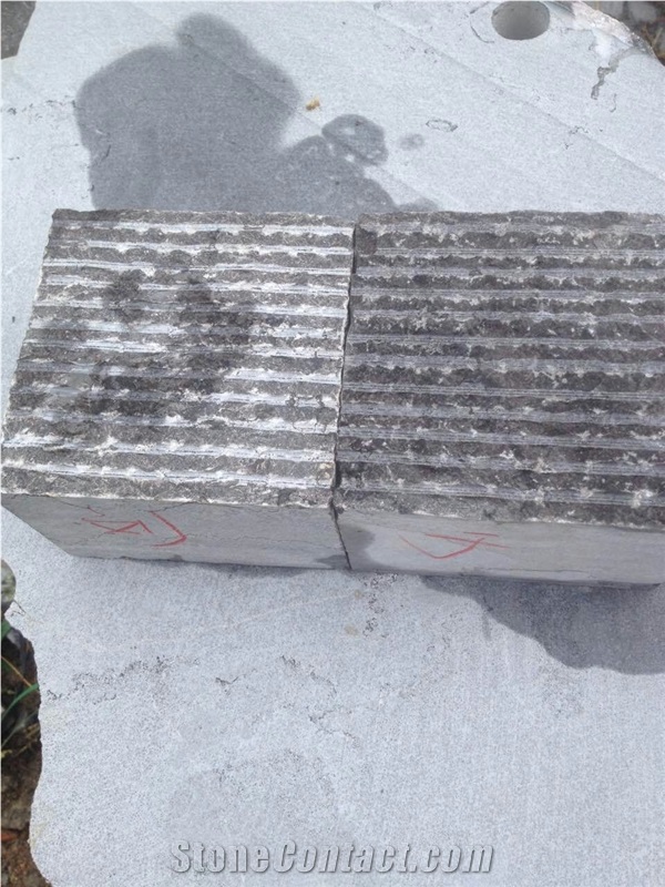 China Blue Limestone a Grade Chisled Grooved Bushhammered Surface Paving Cube Stone Slabs