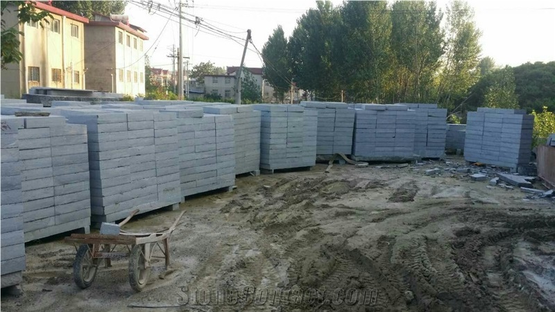 China Blue Limestone a Grade Chisled Grooved Bushhammered Surface Paving Cube Stone Slabs