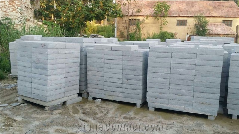 China Blue Limestone a Grade Chisled Grooved Bushhammered Surface Paving Cube Stone Slabs