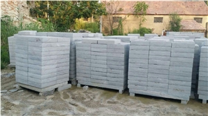 China Blue Limestone a Grade Chisled Grooved Bushhammered Surface Paving Cube Stone Slabs