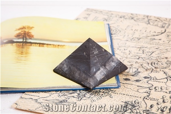 Pyramid Matt Shungite Stone + Quartz