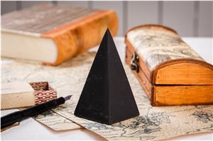 Pyramide Holod Matt Shungite Stone