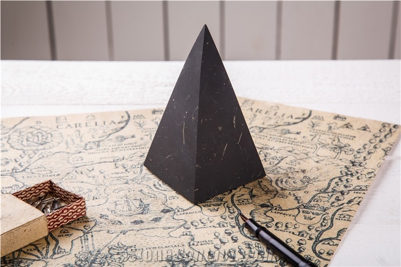 Pyramide Holod Matt Shungite Stone