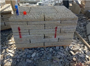 G682 Gold Yellow Granite Split Surface Paving Pattern Cobbles Cube Stone