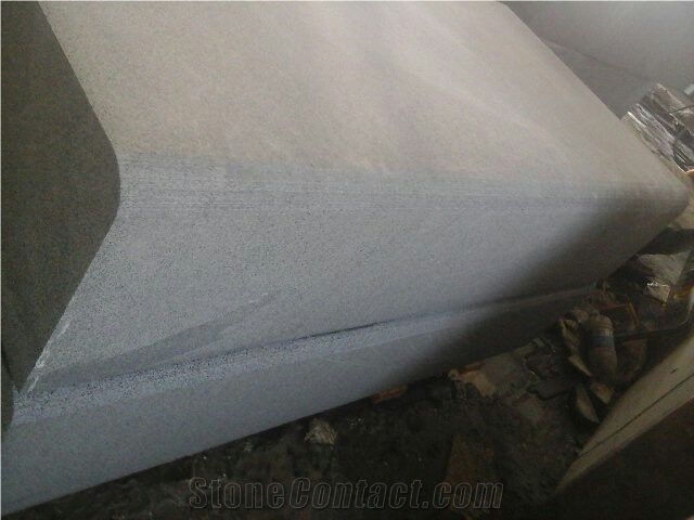 Hainan Black Basalt Kerbstone with Honeycomb,Black Andesitem in Machine Cut, Black Lava Stone,Sawn Cut Kerbstone,Hainan Bluestone,Curbstone,Bevel Edge Curbs,Kerbs Side Stone for Paving,Building Stone