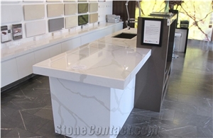 A Quality Calacatta White Marble Look Quartz Stone Solid Surfaces Polished Slabs Tiles Engineered Stone Artificial Stone Slabs for Hotel Kitchen,Bathroom Backsplash Walling Panel Customized Edge