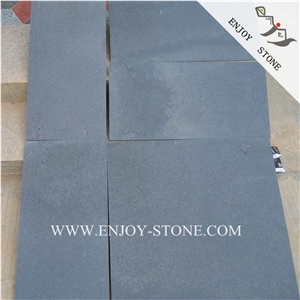China Honed Bluestone Tiles with Honeycomb Tile,Honed Zhangpu Grey Basalto Floor Tile,Grey Basaltina Paver,Dark Grey Andesite Paver with Catpaws