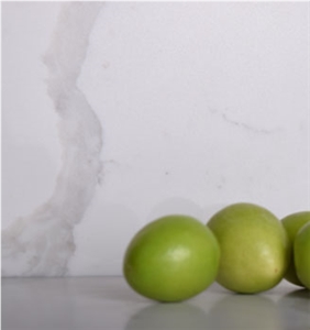 Calacatta White Cut to Size Quartz Stone Solid Surface Slab Sizes 126’63 and 118’55 Directly from China Surfaces Materials Supplier at Cheap Price