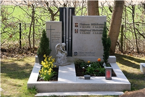 Kelheimer Auerkalk and Nero Impala Granite Combination Monuments