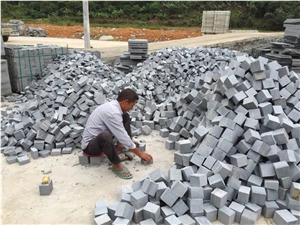 China Cheap G654 Padang Dark Grey/Sesame Black Surface Flamed,Others Sawn Cut Cube Stone/Cobblestone/Paving Graden Stepping, Walkway, Pavers Outdoor Natural Stone Flooring, Quarry Owner Factory