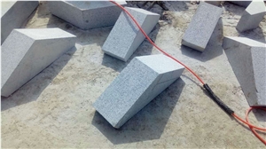 Sd-G603 Silver Grey Granite Fine Picked Bushhammered Wall Blocks Quoins Bases with Holes