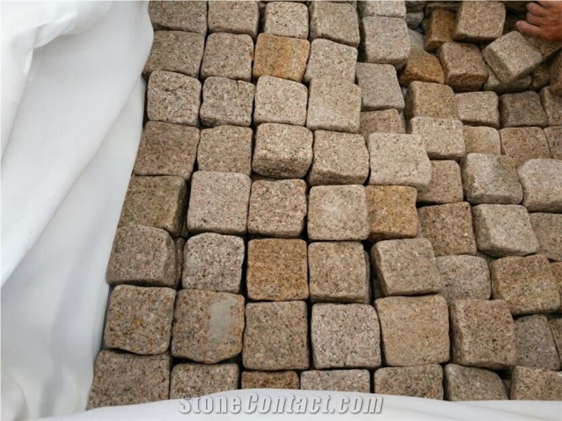 China Rustic Yellow Granite G682 Cobbles, Desert Gold G3582 Granite Paving Stone,China Gold Leaf Granite Cube Stone, Yellow Rock Padang Yellow Granite Cobbles Split Tumbled Surface