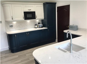 Construction Material in Excellent Quality Carrara Custom Quartz Stone Table Top, Kitchen Cabinet Stone Island Top, Carrara Custom Quartz Stone Table Top, Kitchen Cabinet Stone Island Top