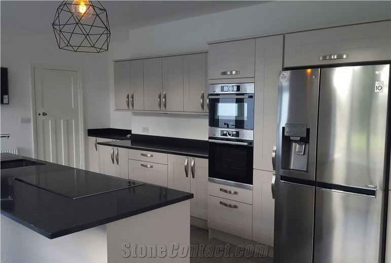Crystal Black Sparkle Black Quartz Stone Worktop, Kitchen Countertop, Fireplace with Eased Edging Widely Used in Residential and Commercial Kitchen and Bath Applications