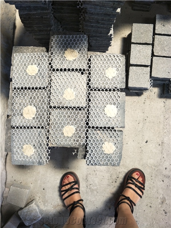 China Black Granite Black Pearl Black Granite Fuding Black G684 Flamed Bush Hammered Cobble on Mesh Cube Stone,Mixed Granite Stone and Colors Driveway Paving Stone,Garden Landscaping Natural Granite