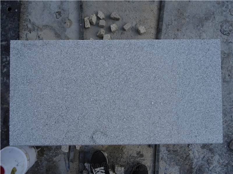 G633 Salome White/Navy Mist /White Neicuo Granite Finegrain Grey Granite Sesame Grey Granite Bianco Crystal White Granite Paving Tile Polished Honed Sandblasted Flamend and Brushed Antique Tile Paver