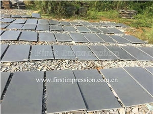 Popular China Grey Basalt Stone/Gray Basalt Tiles/Basalto/Grey Basalt/Andesite/Lava Stone/Walling/Flooring/Cladding Slab