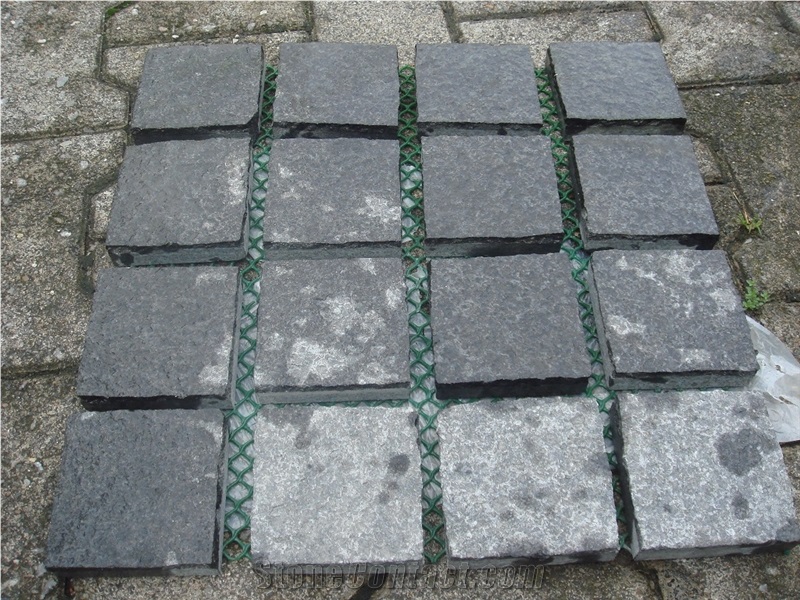 China G684 Black Granite Basalt Surface and Sides Natural Split, Flamed Pavers, Cubes on Net, Walk Way Driveway Paving Stone, Landscaping Road Stone