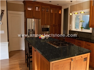 Chinese Black Quartz with Golden Lines for Kitchen Countertop/Island Tops