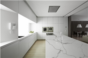 Hot on Sale Man Made Nq5074 Calacatta White Soild Surface Quartz Stone Kitchen Countertops/Bench/Bar/Worktop Tops