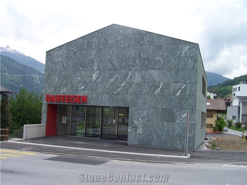 Vert Evolene Gneiss Facade- Banque Raiffeisen