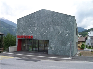Vert Evolene Gneiss Facade- Banque Raiffeisen