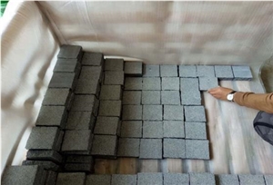 China Sesame Grey Granite Flame Cube Paving Stone