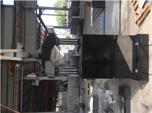 Black Granite Monument Roof Top with Column