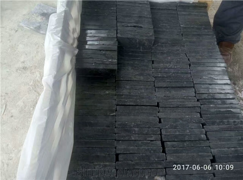 China Dark Blue Limestone Tumbled Tiles in Paving