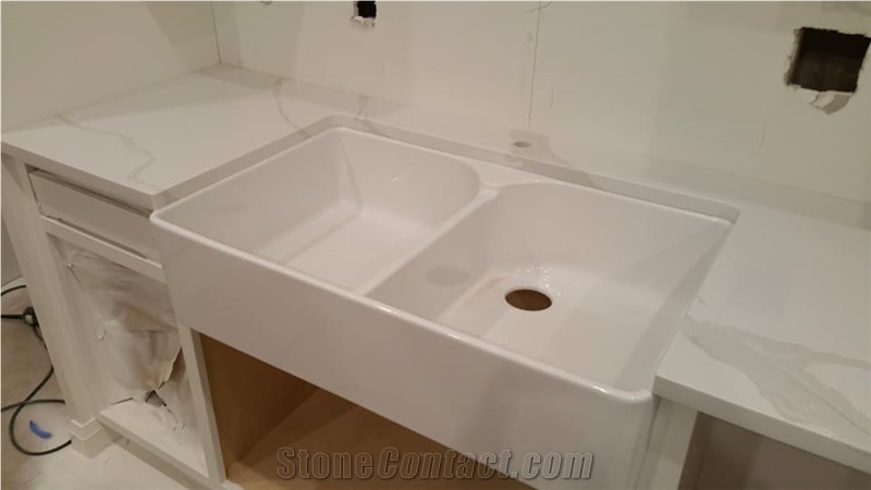 Calacatta Lucca Quartz and Obsidian Quartz Counter
