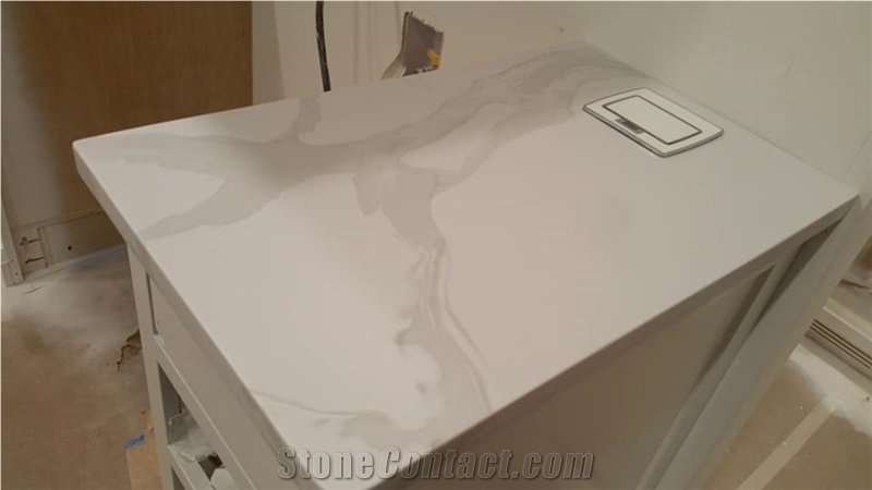 Calacatta Lucca Quartz and Obsidian Quartz Counter