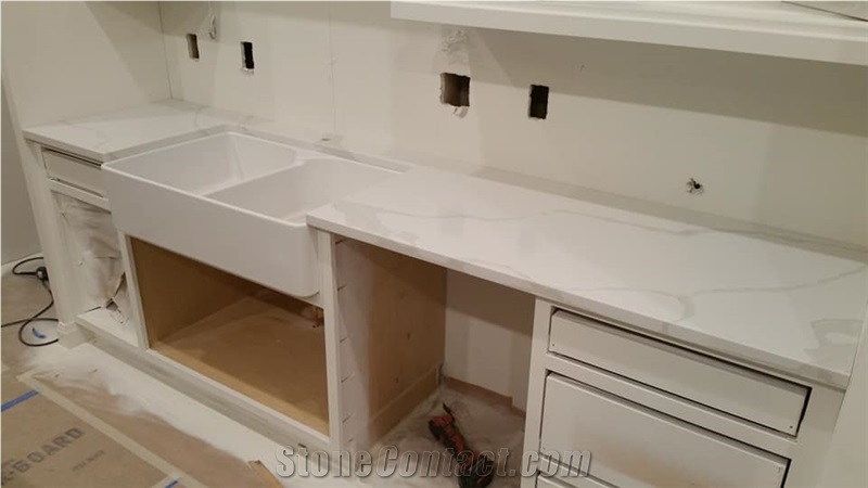 Calacatta Lucca Quartz and Obsidian Quartz Counter