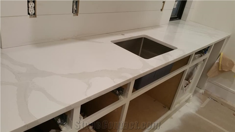 Calacatta Lucca Quartz and Obsidian Quartz Counter