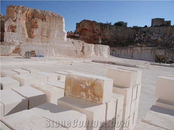 Pietra Bianca Di Ostuni-Pietra Di Ostuni Raw Block