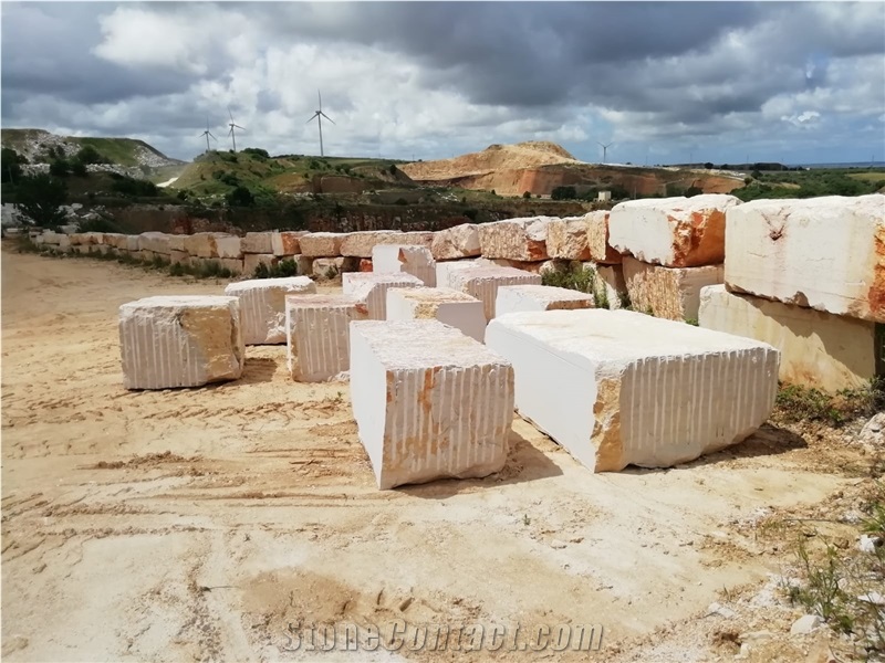 Serpeggiante Silvabella Apricena Limestone Blocks