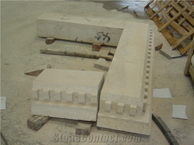G682 Yellow Rusty Granite Garden Road Side Stone