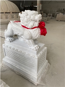 Stand by Mythi Animal Statues Landscape Sculpture