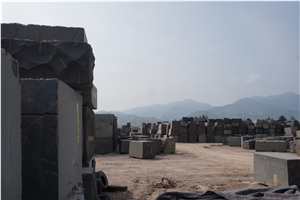 Shanxi Black Granite Quarry Blocks in Stock